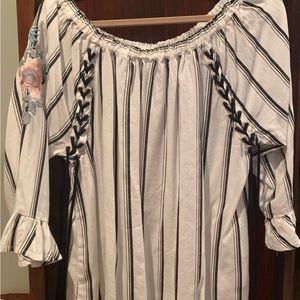 Standard Grace top with embroidered sleeve, and rag tail  detailing.  Size XL